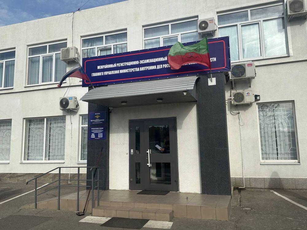 Жителям новых регионов России необходимо до 1 января 2026 года заменить водительские удостоверения и перерегистрировать авто