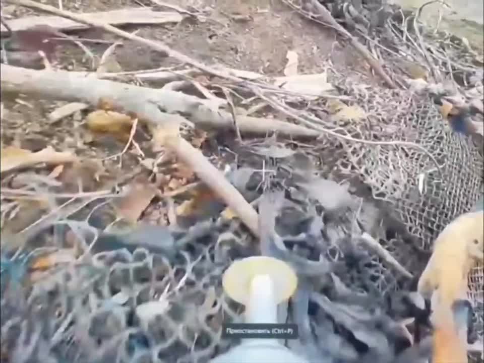 Дмитрий Рогозин: 1-е мгновение весны.Оператор штурмового дрона Кипчак достигает цели (блиндаж противника с пятью бойцами ВСУ), несмотря на попытки вражеского оператора остановить наш БпЛА и сбить его