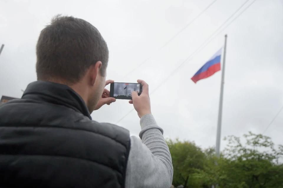 В Пологах обновляют полотнища флага Российской Федерации
