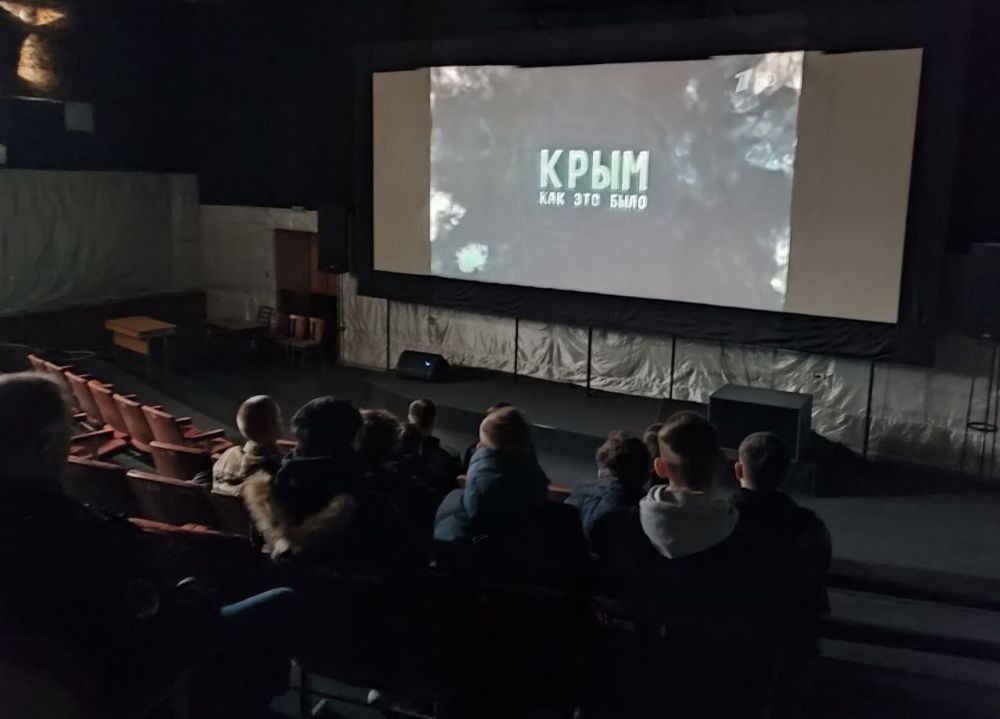 В Токмакском городском Доме культуры состоялся просмотр документального фильма «Крым. Как это было» ко Дню воссоединения Крыма с Россией