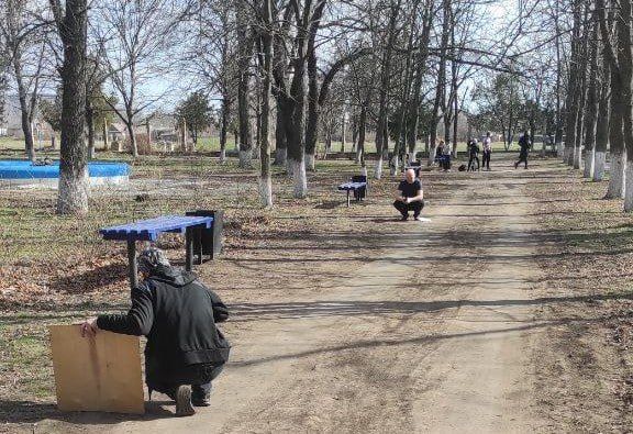Сотрудники коммунальных служб трудятся над весенним преображением города Молочанска
