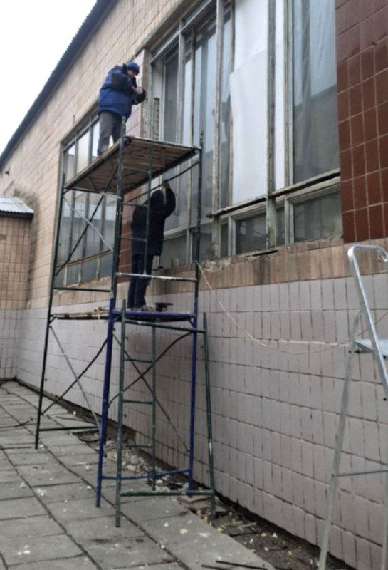 Пензенцы продолжают замену ветхих оконных блоков в зале акробатики города Токмак