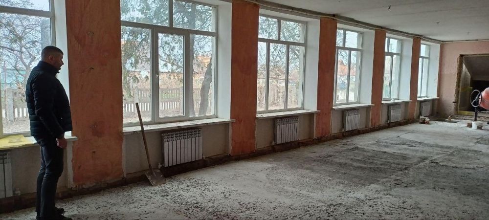 В школе №12 Токмака строители начали монтаж системы отопления
