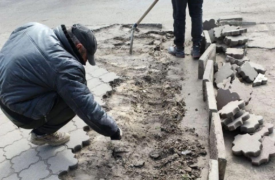 В Молочанске обновляют тротуары