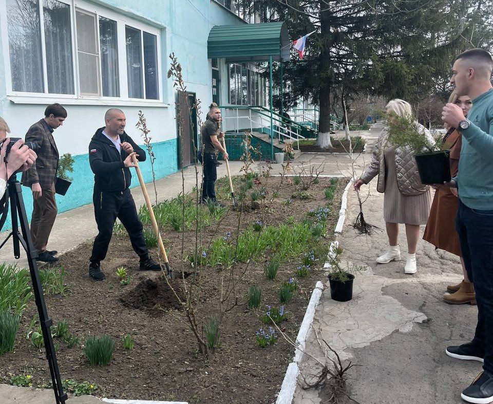 Депутаты от партии «Единая Россия» высадили деревья в детском саду «Тополек» г.Молочанск