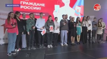 Состоялась торжественная церемония вручения первых паспортов юным жителям Запорожской области