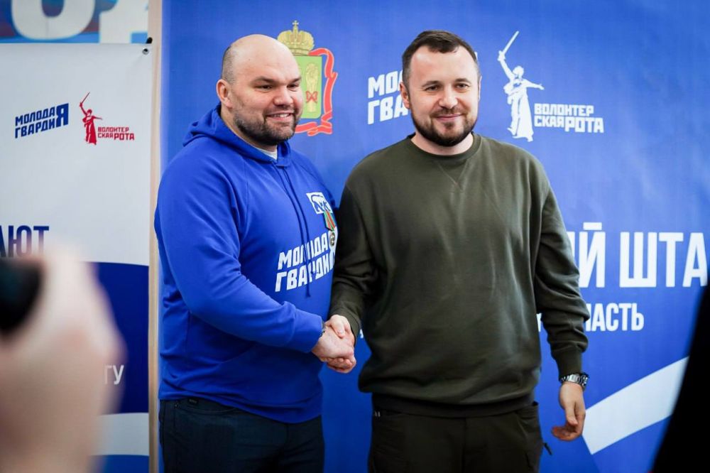 Антон Тицкий: Вместе с председателем Молодой Гвардии Единой России Антоном Демидовым открыли гуманитарный центр в Токмаке Запорожской области