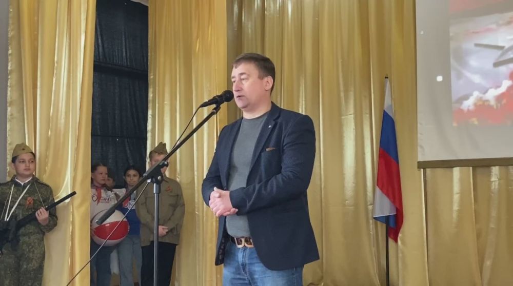 В Акимовской СОШ №27 прозвучали фанфары торжества, ознаменовав начало концерта, посвященного проекту «Герои Живы»