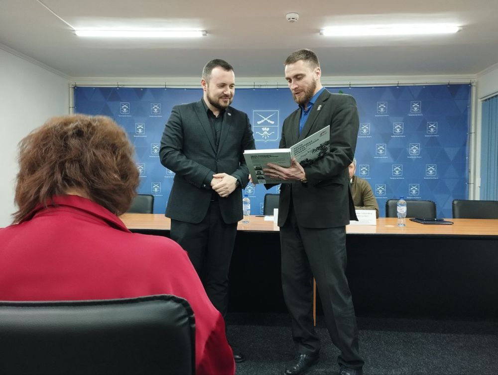 На очередном заседании Межведомственной комиссии по координации оказания поддержки участникам СВО руководитель запорожского филиала фонда «Защитники Отечества» Евгений Маркелов вручил председателю МВК, вице-губернатору...