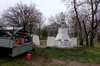 В Токмаке благоустраивают воинское захоронение