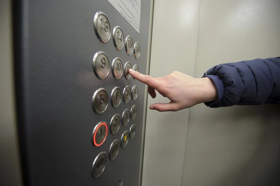 В Энергодаре заменили 77 лифтов