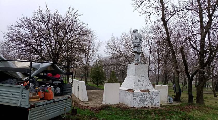 Пензенские специалисты приступили к благоустройству воинского захоронения в Токмаке