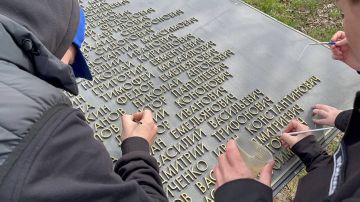 Молодогвардейцы провели реставрацию табличек героев Великой Отечественной Войны