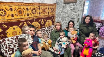 В Приазовском районе сотрудники СК доставили помощь многодетной семье