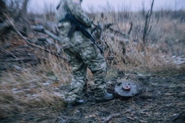 Боец РФ: ВСУ сбрасывают иностранные мины с дронов в Запорожской области