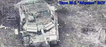 Российские военные подбили дронами-камикадзе американский танк M1A1SA UKR Abrams ВСУ, который вместе с БРЭМ пытался прорвать границу в Белгородской области