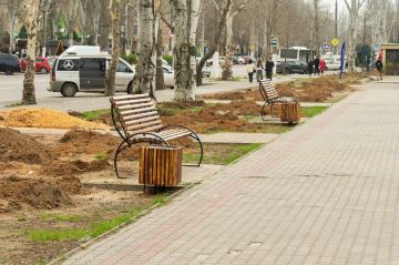 На проспекте 50-летия Победы в Мелитополе установили современные лавочки у торговых павильонов