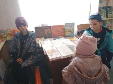 В цветущей Дании, где свет увидел я, на датском языке мать песни мне певала
