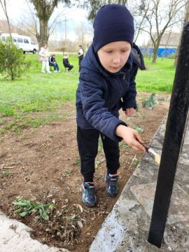 В селе Семёновка Мелитопольского округа прошел субботник, в ходе которого был приведен в порядок памятник, установленный в честь бойцов Великой Отечественной войны