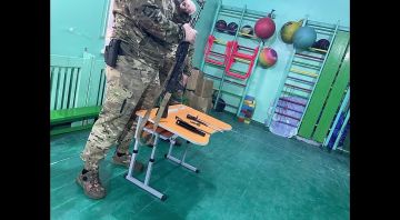 Урок мужества в 5-Б классе: школьники познакомились с тактическим оружием