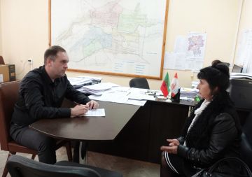 В администрации Токмакского муниципального округа состоялся приём граждан по личным вопросам, который провел врио Главы муниципалитета Александр Калмыков
