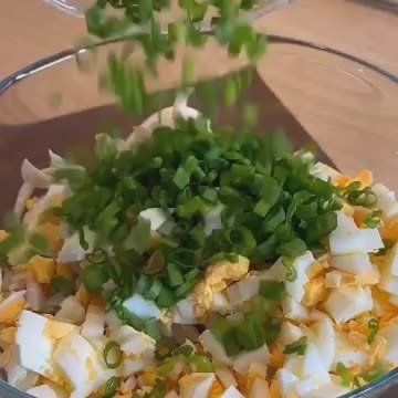 1111126. 16261125. Освежающий салат с кальмарами и крабовыми палочками