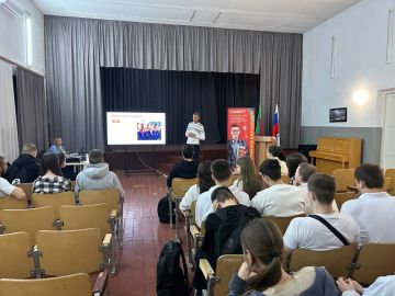 08.04 в ГБУ ОО ЗО "Константиновская СОШ №1 им.Героя Советского Союза П.Т. Одинца" в рамках профориентационной работы состоялась встреча 11 классов с представителем университета «Синергия»