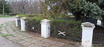 Шефы провели ремонт ограды мемориала в Розовке