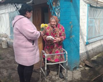 Заведующий территориальным отделом Кохановской группы сел, секретарь первичной организации партии «Единая Россия» поздравила с днем рождения ветерана труда Торопову Валентину Александровну