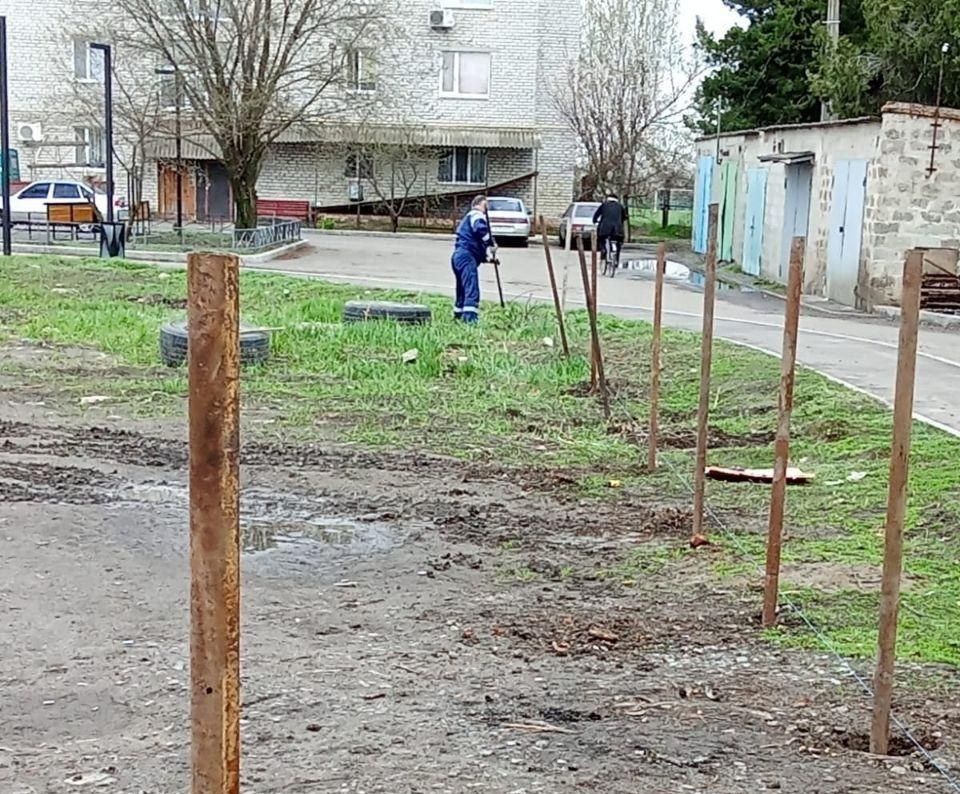 Аварийно-восстановительная бригада проводит монтаж ограждения в Молочанске