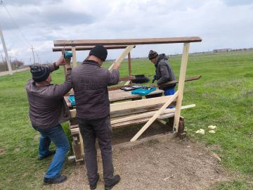 Сотрудники МУП "Акимовского ЖКХ" по заявке Владимировского территориального отдела провели ремонтно-восстановительные работы беседки расположенной по ул.Тепличная в с.Владимировка
