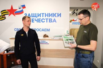 Сотрудники транспортной полиции поздравили фонд «Защитники Отечества» с годовщиной образования