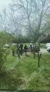город Запорожье. Людоловы. из ТЦК "добровольно" и очень "вежниво" сопровождают мужчину в новую окопную жизнь