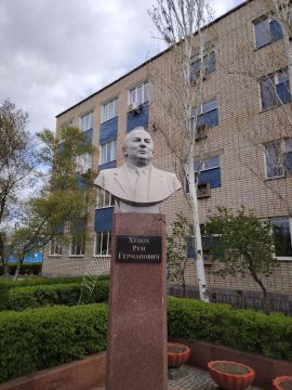 Максим Пухов: Встретились с директором Энергодарского филиала Мелитопольского государственного университета Лидией Перфильевой, прошлись и осмотрели учебный корпус, территорию, ряд объектов, в которых заинтересован колледж