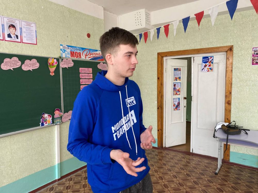 Пензенские активисты провели классный час для старшеклассников Токмака