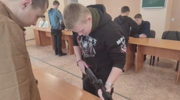 В Днепрорудненском профессиональном лицее прошёл урок «Основы безопасности и защиты Родины», посвящённый классификации современного оружия
