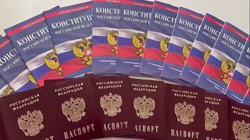 В честь празднования Дня космонавтики, в рамках общероссийской инициативы "Мы – граждане России", руководитель ОМВД России "Бердянский" Александр Аникеенко провел торжественное вручение первых паспортов молодым россиянам