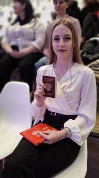 Юные мелитопольцы получили паспорта в канун Дня космонавтики