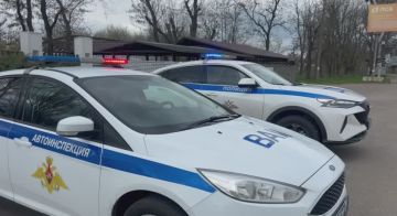 Сотрудники Госавтоинспекции совместно с инспекторами ДПС 219 военной автомобильной инспекции (территориальная) проводят профилактические беседы с водителями, направленные на недопущение дорожно-транспортных происшествий