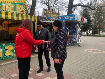 Активисты в канун Дня космонавтики раздали жителям Мелитополя ленточки с триколором