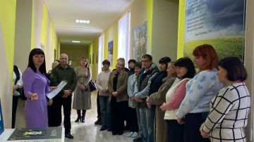 В Акимовской модельной библиотеке открылась весенняя  выставка "Дарите женщинам цветы"