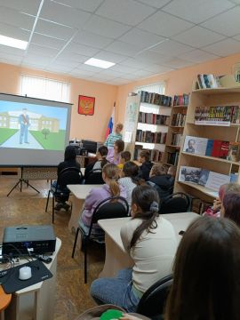 К 64-й годовщине первого полета человека в космос в Молочанской городской библиотеке-филиале для учащихся 5-х классов школы №2 провели видеочас «Юрий Гагарин - первый человек в космосе»