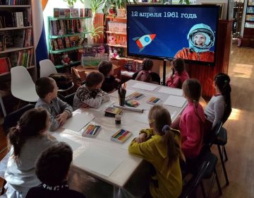 Ко Дню космонавтики в Токмакской городской библиотеке - филиале прошла игра-путешествие «Дорогами космических орбит!»