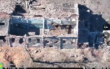 Российский штурмовик закидывает ТМку в укрытие с украинскими военнослужащими