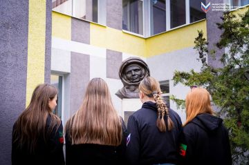 Активисты межрегионального молодежного движения «Юг молодой» возложили цветы к памятнику Ю.А. Гагарину