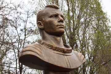 Памятник первому космонавту Юрию Гагарину открыли в Мелитополе
