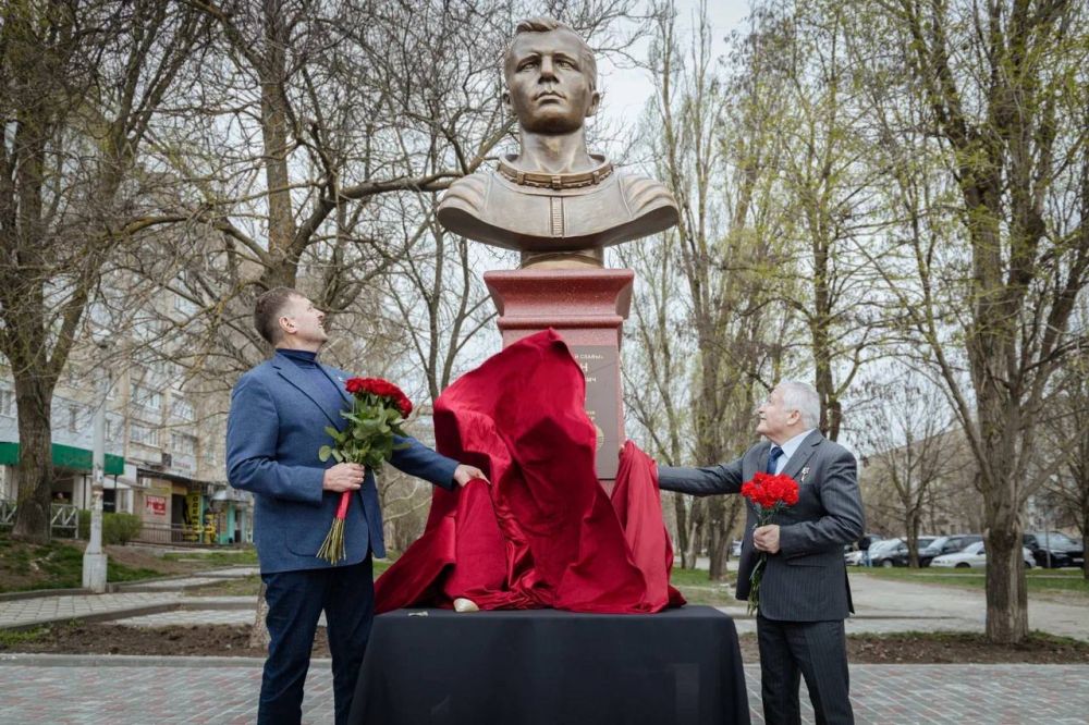 Антон Тицкий: Совместно с Губернатором Запорожской области Евгением Витальевичем Балицким и летчиком-космонавтом Федором Юрчихиным открыли бюст Юрию Гагарину на одноименной улице в Мелитополе