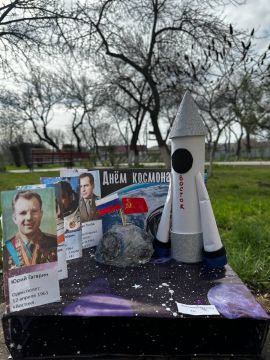 На этой неделе в ГБУ ОО ЗО «СОШ4» г. Бердянск прошла замечательная выставка рисунков и поделок, посвященная Дню космонавтики!