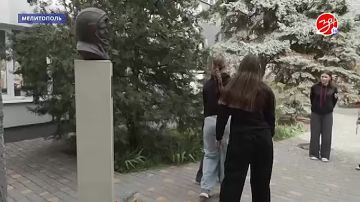 В День космонавтики активисты движения «Юг молодой» возложили цветы к бюсту Юрия Гагарина и почтили память космонавта минутой молчания