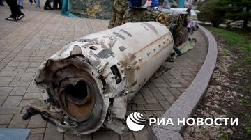 Выставка сбитых натовских ракет и авиабомб, посвященная предстоящему Дню войск ПВО, прошла в центре Донецка
